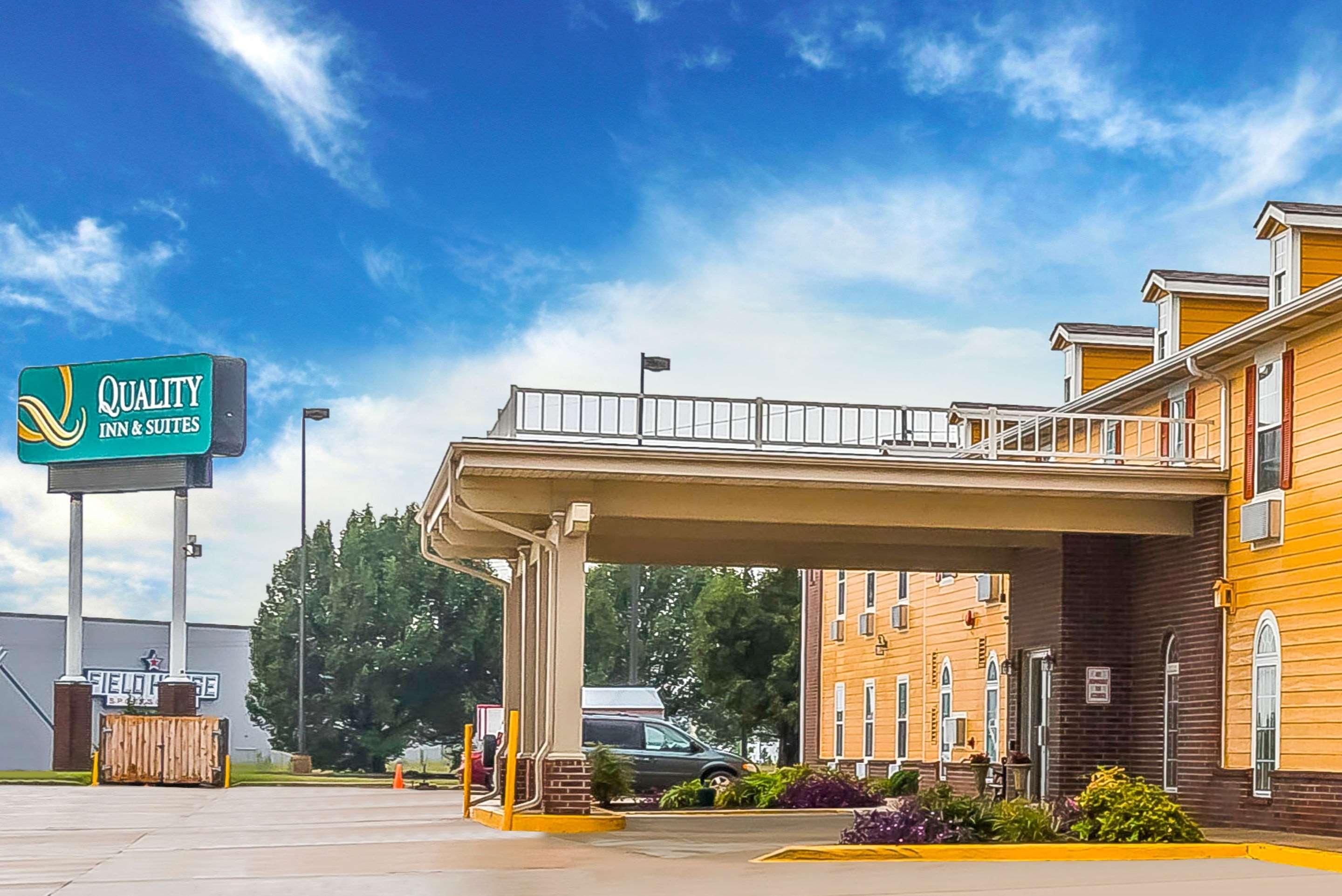 Quality Inn & Suites Chesterfield Village Springfield Exterior photo